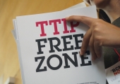 Una participant a la Trobada contra el TTIP, amb la documentació de les jornades