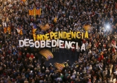 Concentració contra la judicialització del 9N, portant lletres formant les paraules "Independència" i "Desobediència". REUTERS / Albert Gea