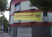Pancarta de la CUP a la plaça de l'Estatut de Celrà
