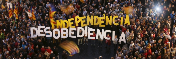 Concentració contra la judicialització del 9N, portant lletres formant les paraules "Independència" i "Desobediència". REUTERS / Albert Gea