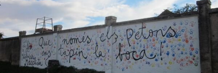 "Que només els petons ens tapin la boca". Mural realitzat a Celrà el 2013 amb motiu del 25N